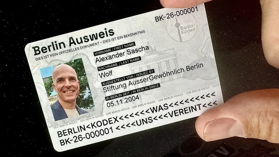 Nahaufnahme des Berlin-Ausweises von Alexander Sascha Wolf