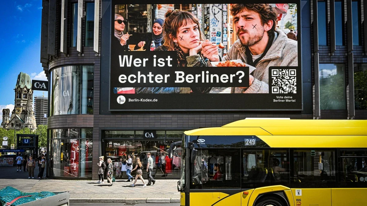Berlin-Kodex-Kampagne auf dem großen KuDamm-Screen neben der Gedächtniskirche